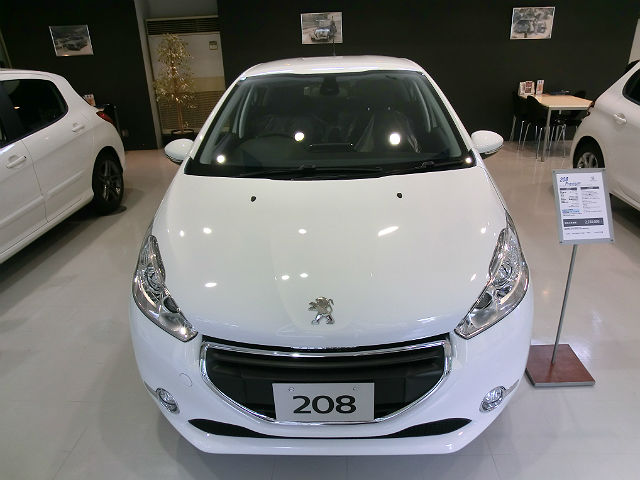 ショールームが白に・・・
