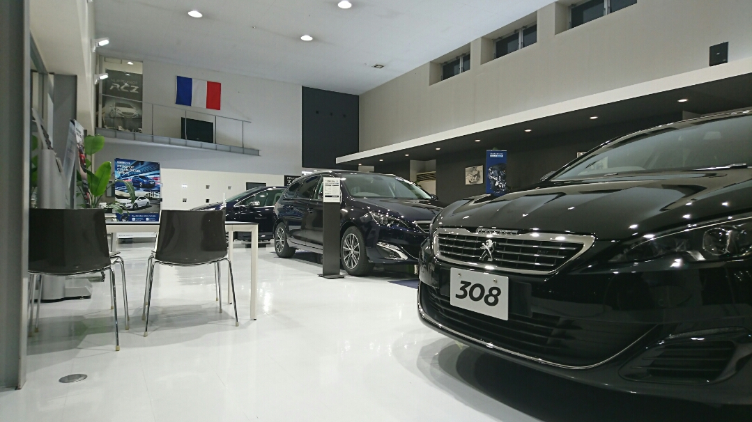 ショールーム展示車入れ替え４月よりシックなショールームへ