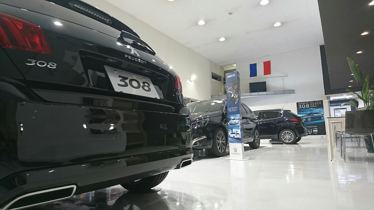 ショールーム展示車入れ替え４月よりシックなショールームへ