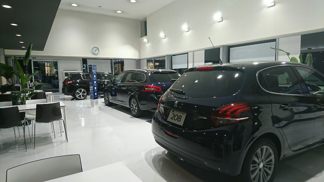 ショールーム展示車入れ替え４月よりシックなショールームへ